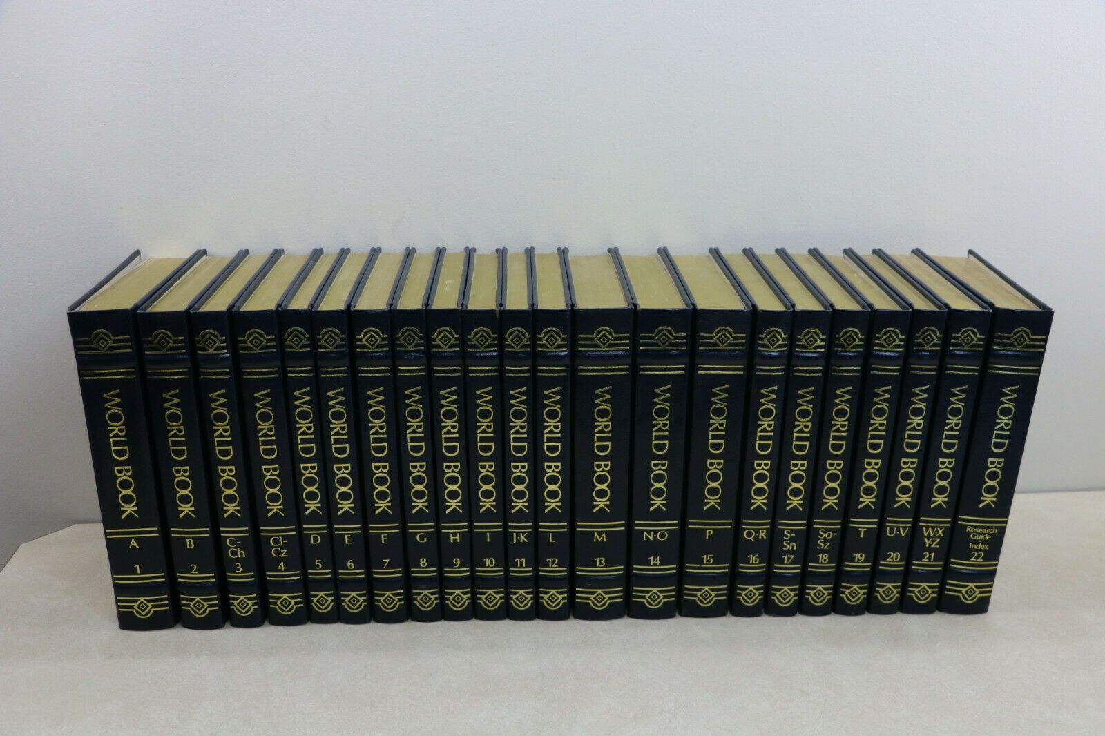 Beautiful 1989 World Book Encyclopedia Set Complete 22 Volume's Blue & Gold Gilt