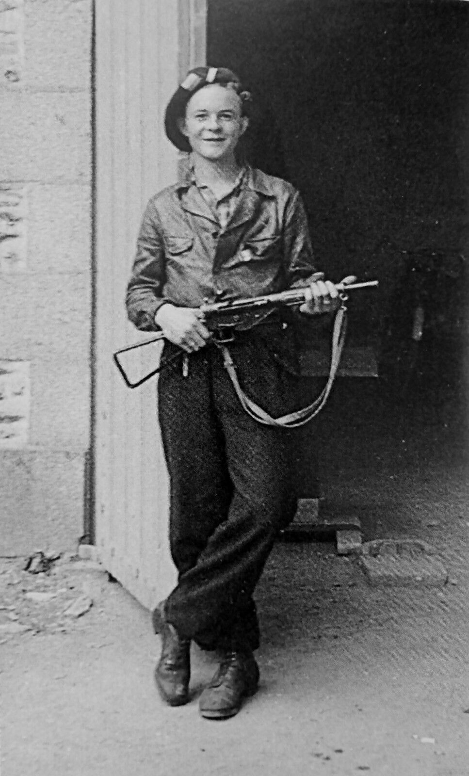 Wwii Photo Young Partisan With A Stan Machine-gun On St. Malo Street/24u