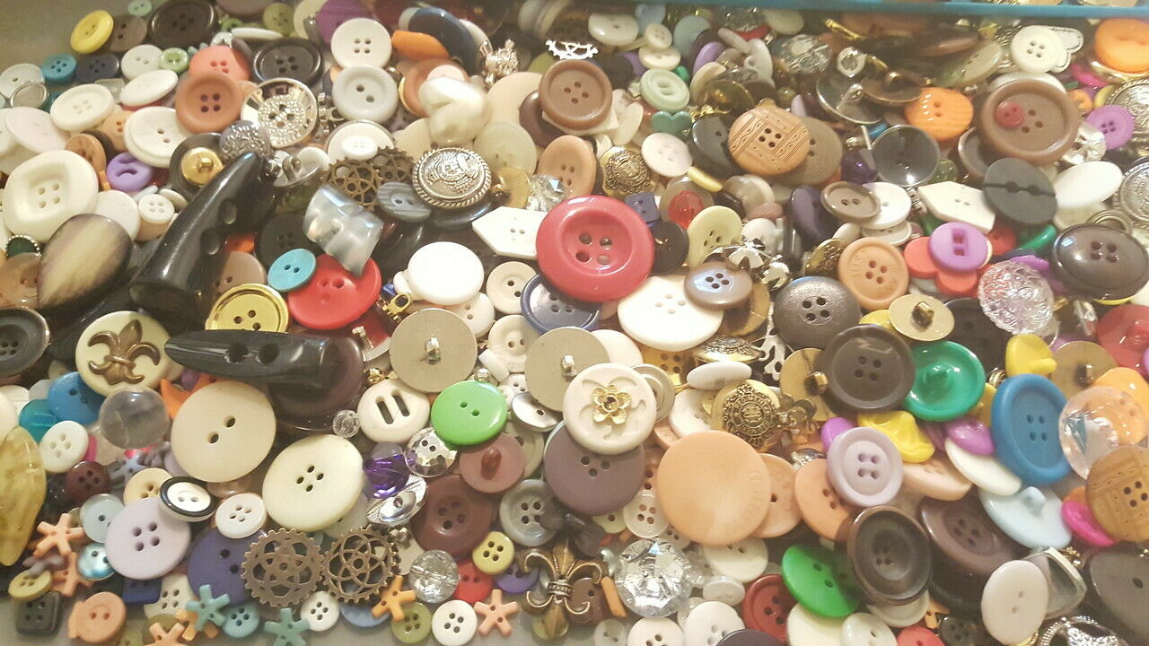 Best Unsearched Lot 100 Mixed Vintage & New Buttons Rhinestone Metal Plastic Etc